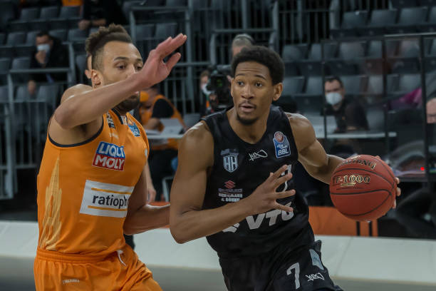 他在攻防两 他在攻防两